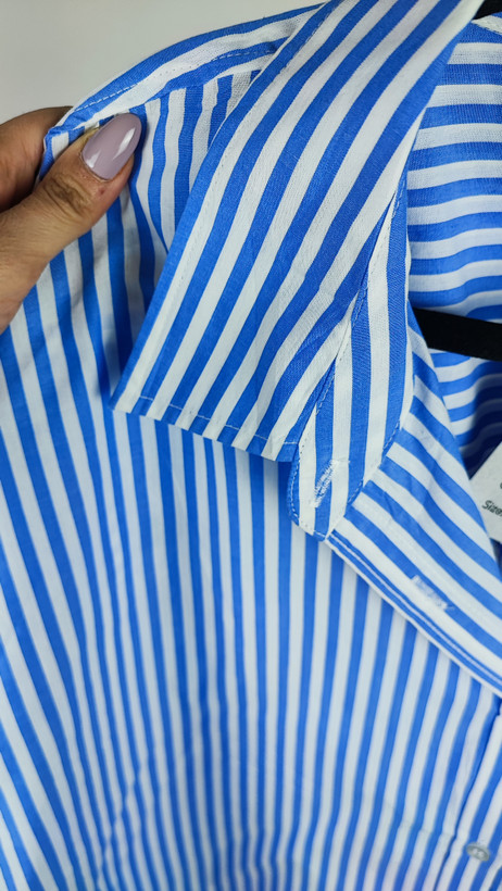 شومیز سایز بزرگ زنانه وارداتی راه راه آبی روشن و سفید مدل دکمهدار کد