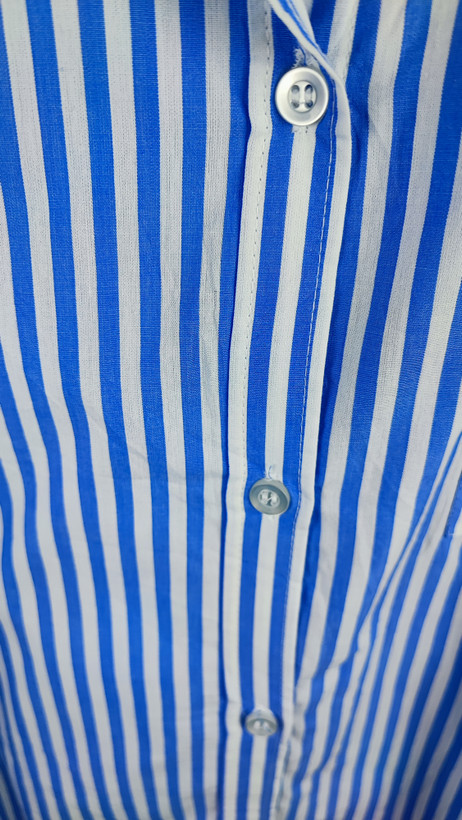 شومیز سایز بزرگ زنانه وارداتی راه راه آبی روشن و سفید مدل دکمهدار کد