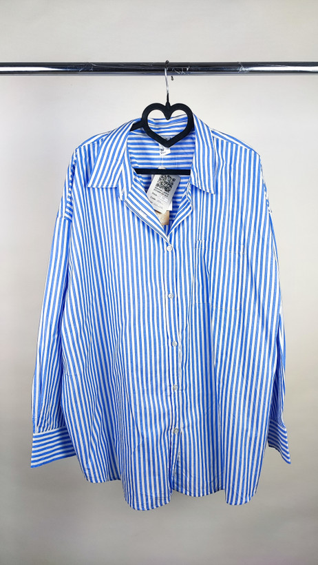 شومیز سایز بزرگ زنانه وارداتی راه راه آبی روشن و سفید مدل دکمهدار کد