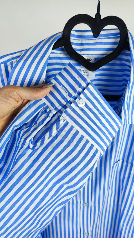 شومیز سایز بزرگ زنانه وارداتی راه راه آبی روشن و سفید مدل دکمهدار کد