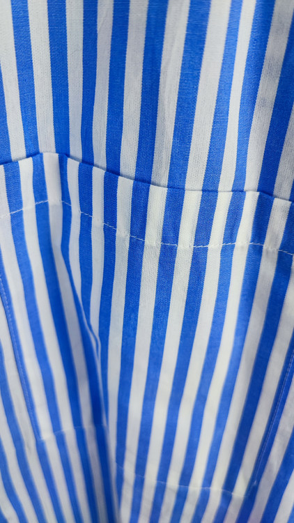 شومیز سایز بزرگ زنانه وارداتی راه راه آبی روشن و سفید مدل دکمهدار کد