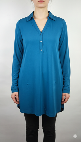 شومیز مجلسی زنانه سبز کلهغازی با طرح زنجیری طلایی وارداتی کد ۱ * تصویر جزئیات: نمای نزدیک از زدگی جزئی در بافت پارچه شومیز استوک جهت شفافیت با مشتری