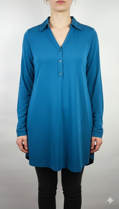 شومیز مجلسی زنانه سبز کلهغازی با طرح زنجیری طلایی وارداتی کد ۱ * تصویر جزئیات: نمای نزدیک از زدگی جزئی در بافت پارچه شومیز استوک جهت شفافیت با مشتری