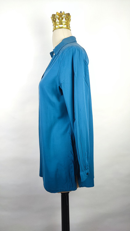 شومیز مجلسی زنانه سبز کلهغازی با طرح زنجیری طلایی وارداتی کد ۱ * تصویر جزئیات: نمای نزدیک از زدگی جزئی در بافت پارچه شومیز استوک جهت شفافیت با مشتری