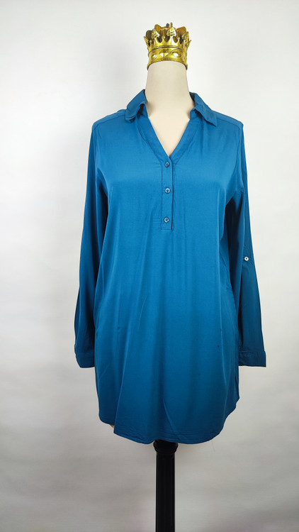 شومیز مجلسی زنانه سبز کلهغازی با طرح زنجیری طلایی وارداتی کد ۱ * تصویر جزئیات: نمای نزدیک از زدگی جزئی در بافت پارچه شومیز استوک جهت شفافیت با مشتری