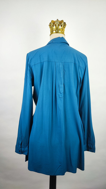 شومیز مجلسی زنانه سبز کلهغازی با طرح زنجیری طلایی وارداتی کد ۱ * تصویر جزئیات: نمای نزدیک از زدگی جزئی در بافت پارچه شومیز استوک جهت شفافیت با مشتری