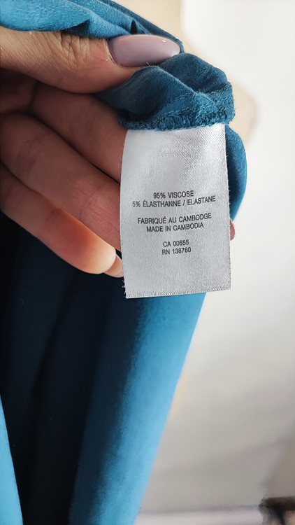 شومیز مجلسی زنانه سبز کلهغازی با طرح زنجیری طلایی وارداتی کد ۱ * تصویر جزئیات: نمای نزدیک از زدگی جزئی در بافت پارچه شومیز استوک جهت شفافیت با مشتری