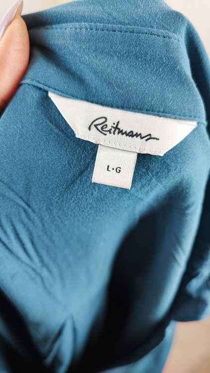 شومیز مجلسی زنانه سبز کلهغازی با طرح زنجیری طلایی وارداتی کد ۱ * تصویر جزئیات: نمای نزدیک از زدگی جزئی در بافت پارچه شومیز استوک جهت شفافیت با مشتری