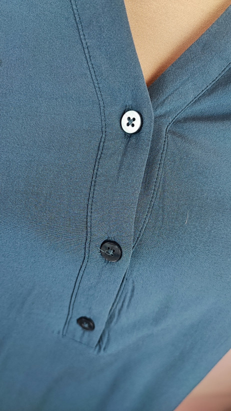 شومیز مجلسی زنانه سبز کلهغازی با طرح زنجیری طلایی وارداتی کد ۱ * تصویر جزئیات: نمای نزدیک از زدگی جزئی در بافت پارچه شومیز استوک جهت شفافیت با مشتری