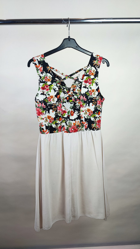 پیراهن زنانه مجلسی کوتاه سفید با بالاتنه گلدار وارداتی کد ۱۰۰۱ * نمای تنخور: مدل پیراهن عروسکی شیک مناسب سایز ۳۶ و ۳۸ استوک اروپایی تنخور عالی