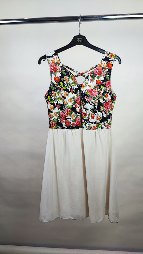 پیراهن زنانه مجلسی کوتاه سفید با بالاتنه گلدار وارداتی کد ۱۰۰۱ * نمای تنخور: مدل پیراهن عروسکی شیک مناسب سایز ۳۶ و ۳۸ استوک اروپایی تنخور عالی