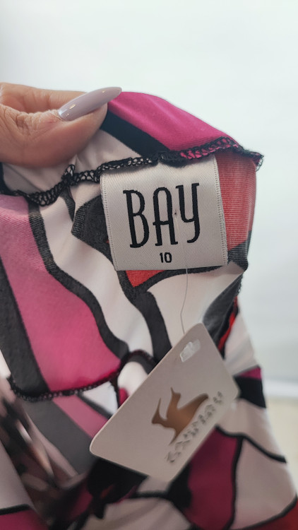 پیراهن زنانه مجلسی یقه هفت طرحدار وارداتی با ترکیب رنگ قرمز، مشکی و صورتی کد ۱۰۳۷ * نمای تنخور: پیراهن کوتاه فانتزی زنانه طرح هندسی مناسب سایز ۳۶ و ۳۸ با تنخور کلوش و شیک