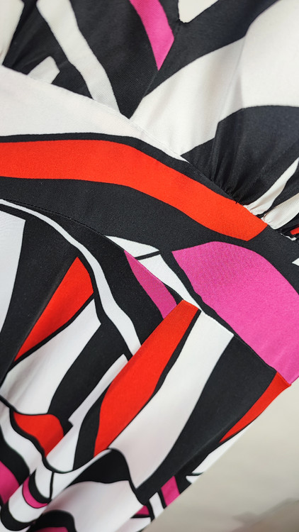 پیراهن زنانه مجلسی یقه هفت طرحدار وارداتی با ترکیب رنگ قرمز، مشکی و صورتی کد ۱۰۳۷ * نمای تنخور: پیراهن کوتاه فانتزی زنانه طرح هندسی مناسب سایز ۳۶ و ۳۸ با تنخور کلوش و شیک