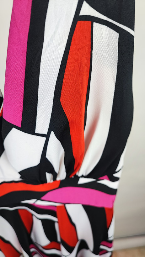 پیراهن زنانه مجلسی یقه هفت طرحدار وارداتی با ترکیب رنگ قرمز، مشکی و صورتی کد ۱۰۳۷ * نمای تنخور: پیراهن کوتاه فانتزی زنانه طرح هندسی مناسب سایز ۳۶ و ۳۸ با تنخور کلوش و شیک