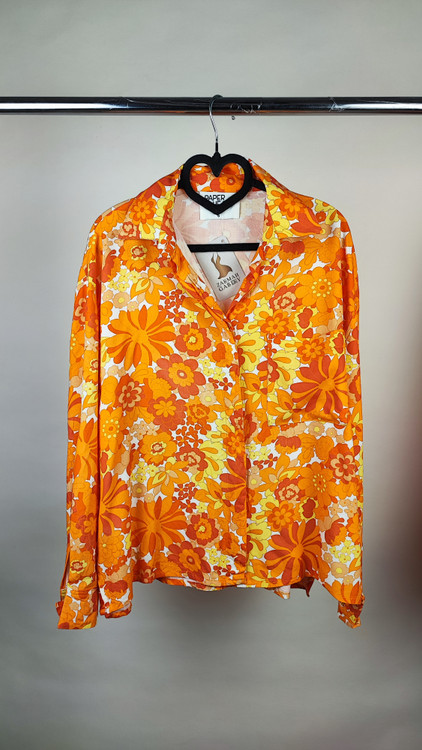 شومیز زنانه سایز بزرگ طرحدار گلدار رنگ نارنجی و خردلی کد ۱۸۱۷ * نمای تنخور: مدل شومیز دکمهدار آستین بلند نخی مناسب سایز ۴۸ و ۵۰ استوک اروپایی