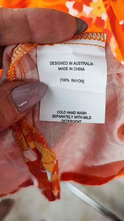 شومیز زنانه سایز بزرگ طرحدار گلدار رنگ نارنجی و خردلی کد ۱۸۱۷ * نمای تنخور: مدل شومیز دکمهدار آستین بلند نخی مناسب سایز ۴۸ و ۵۰ استوک اروپایی