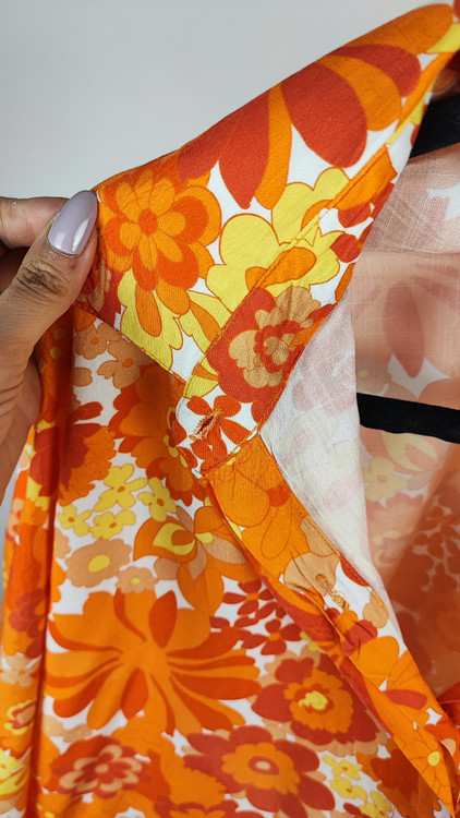 شومیز زنانه سایز بزرگ طرحدار گلدار رنگ نارنجی و خردلی کد ۱۸۱۷ * نمای تنخور: مدل شومیز دکمهدار آستین بلند نخی مناسب سایز ۴۸ و ۵۰ استوک اروپایی