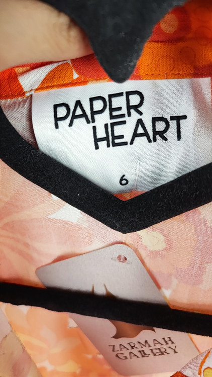 شومیز زنانه سایز بزرگ طرحدار گلدار رنگ نارنجی و خردلی کد ۱۸۱۷ * نمای تنخور: مدل شومیز دکمهدار آستین بلند نخی مناسب سایز ۴۸ و ۵۰ استوک اروپایی