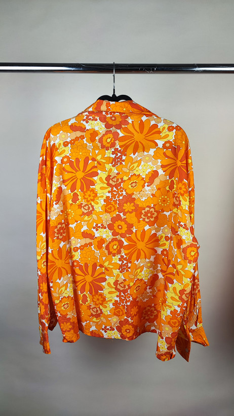 شومیز زنانه سایز بزرگ طرحدار گلدار رنگ نارنجی و خردلی کد ۱۸۱۷ * نمای تنخور: مدل شومیز دکمهدار آستین بلند نخی مناسب سایز ۴۸ و ۵۰ استوک اروپایی