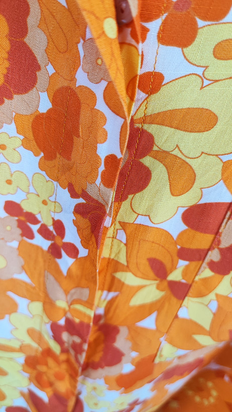 شومیز زنانه سایز بزرگ طرحدار گلدار رنگ نارنجی و خردلی کد ۱۸۱۷ * نمای تنخور: مدل شومیز دکمهدار آستین بلند نخی مناسب سایز ۴۸ و ۵۰ استوک اروپایی