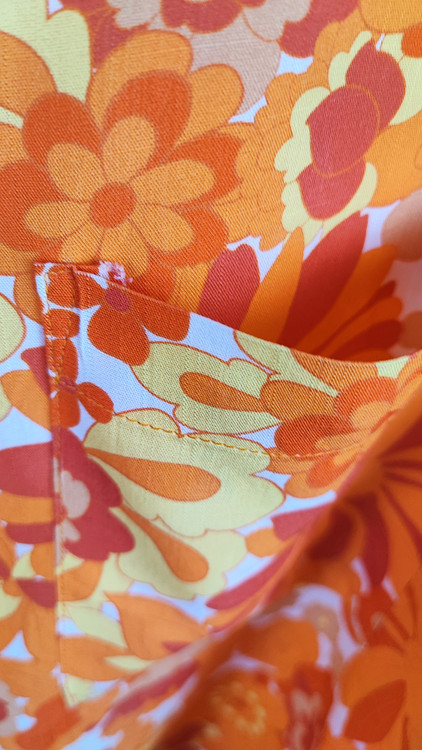 شومیز زنانه سایز بزرگ طرحدار گلدار رنگ نارنجی و خردلی کد ۱۸۱۷ * نمای تنخور: مدل شومیز دکمهدار آستین بلند نخی مناسب سایز ۴۸ و ۵۰ استوک اروپایی