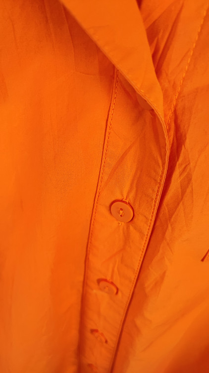 شومیز زنانه سایز بزرگ ساده رنگ نارنجی جیبدار کد ۱۸۳۹ * نمای تنخور: مدل شومیز نخی دکمهدار زنانه مناسب سایز ۵۶ و ۵۸ با قد پشت بلند استوک اروپایی