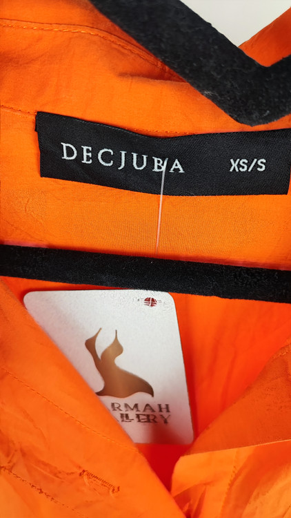 شومیز زنانه سایز بزرگ ساده رنگ نارنجی جیبدار کد ۱۸۳۹ * نمای تنخور: مدل شومیز نخی دکمهدار زنانه مناسب سایز ۵۶ و ۵۸ با قد پشت بلند استوک اروپایی