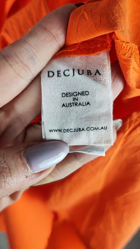 شومیز زنانه سایز بزرگ ساده رنگ نارنجی جیبدار کد ۱۸۳۹ * نمای تنخور: مدل شومیز نخی دکمهدار زنانه مناسب سایز ۵۶ و ۵۸ با قد پشت بلند استوک اروپایی