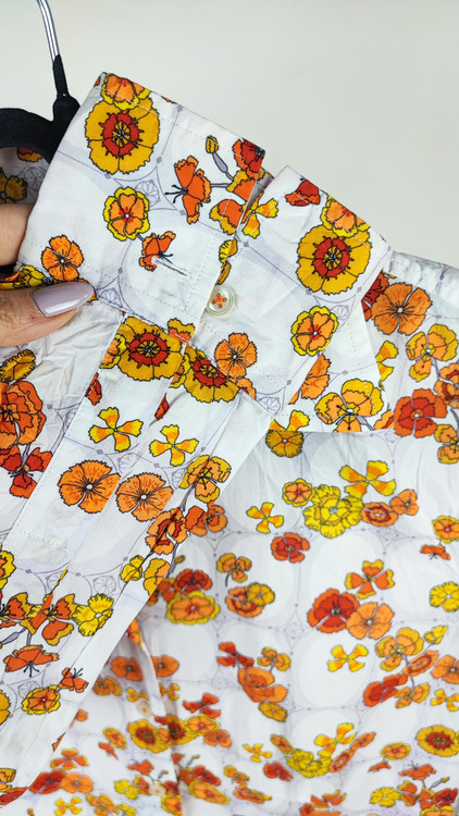 شومیز زنانه وارداتی سفید با طرح گلهای ریز نارنجی و زرد کد ۲۰۰۵ * نمای تنخور: مدل شومیز یقه مردانه آستین بلند ست شده با شلوار جین مناسب سایز ۳۶ و