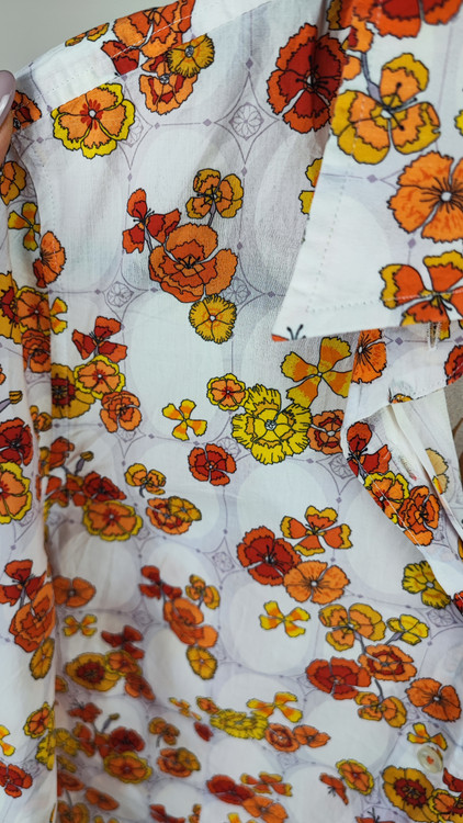شومیز زنانه وارداتی سفید با طرح گلهای ریز نارنجی و زرد کد ۲۰۰۵ * نمای تنخور: مدل شومیز یقه مردانه آستین بلند ست شده با شلوار جین مناسب سایز ۳۶ و