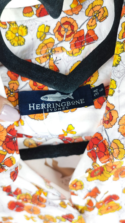 شومیز زنانه وارداتی سفید با طرح گلهای ریز نارنجی و زرد کد ۲۰۰۵ * نمای تنخور: مدل شومیز یقه مردانه آستین بلند ست شده با شلوار جین مناسب سایز ۳۶ و