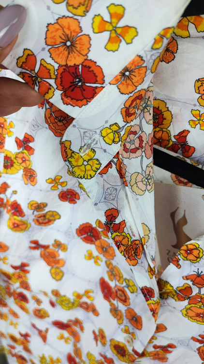 شومیز زنانه وارداتی سفید با طرح گلهای ریز نارنجی و زرد کد ۲۰۰۵ * نمای تنخور: مدل شومیز یقه مردانه آستین بلند ست شده با شلوار جین مناسب سایز ۳۶ و