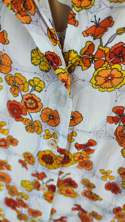 شومیز زنانه وارداتی سفید با طرح گلهای ریز نارنجی و زرد کد ۲۰۰۵ * نمای تنخور: مدل شومیز یقه مردانه آستین بلند ست شده با شلوار جین مناسب سایز ۳۶ و