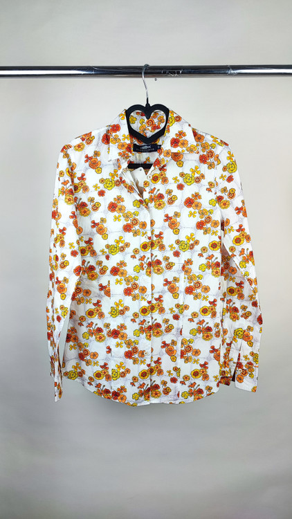 شومیز زنانه وارداتی سفید با طرح گلهای ریز نارنجی و زرد کد ۲۰۰۵ * نمای تنخور: مدل شومیز یقه مردانه آستین بلند ست شده با شلوار جین مناسب سایز ۳۶ و