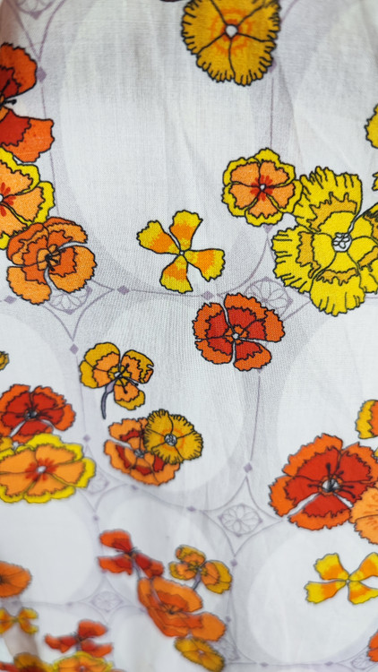 شومیز زنانه وارداتی سفید با طرح گلهای ریز نارنجی و زرد کد ۲۰۰۵ * نمای تنخور: مدل شومیز یقه مردانه آستین بلند ست شده با شلوار جین مناسب سایز ۳۶ و