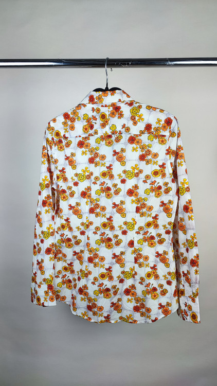 شومیز زنانه وارداتی سفید با طرح گلهای ریز نارنجی و زرد کد ۲۰۰۵ * نمای تنخور: مدل شومیز یقه مردانه آستین بلند ست شده با شلوار جین مناسب سایز ۳۶ و