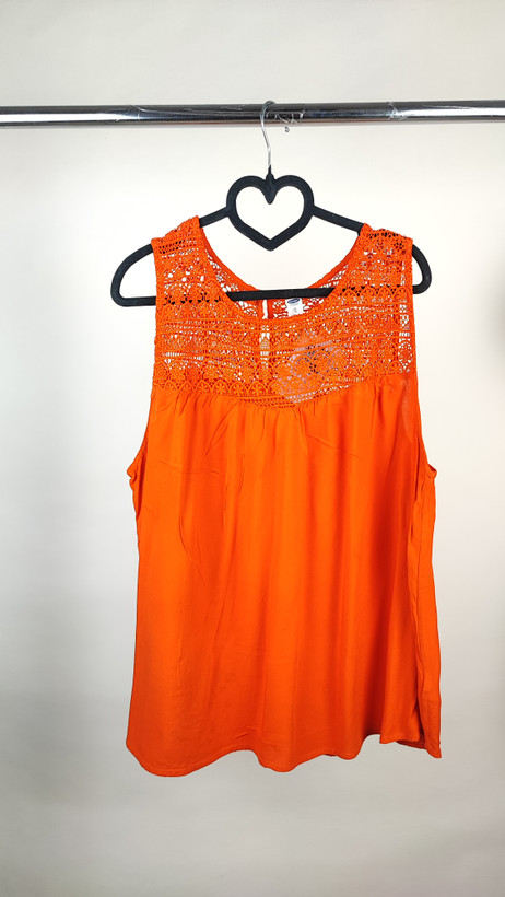 تاپ زنانه بدون آستین نارنجی روشن کد ۲۰۳۲ با تزئینات گیپور روی یقه * نمای تنخور: مدل تاپ مجلسی سایز بزرگ رنگ نارنجی مناسب سایز ۴۸ و ۵۰ وارداتی