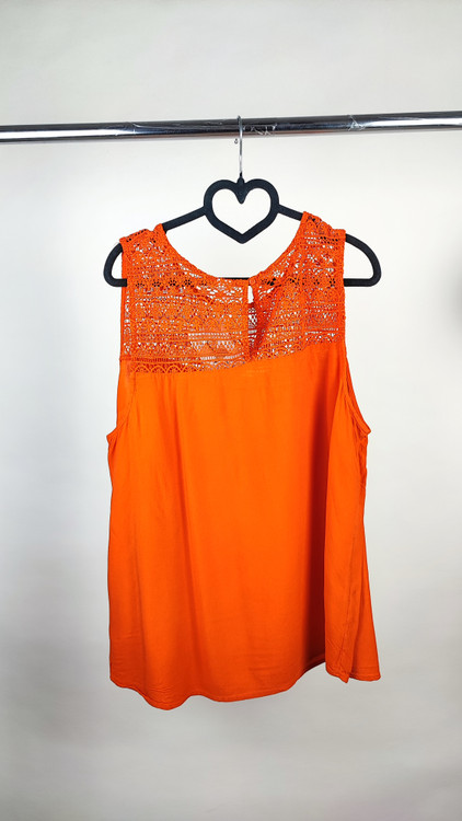 تاپ زنانه بدون آستین نارنجی روشن کد ۲۰۳۲ با تزئینات گیپور روی یقه * نمای تنخور: مدل تاپ مجلسی سایز بزرگ رنگ نارنجی مناسب سایز ۴۸ و ۵۰ وارداتی