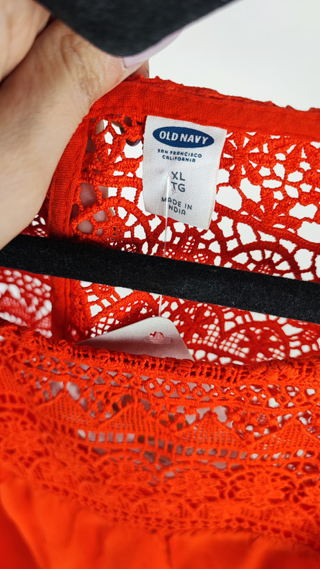 تاپ زنانه بدون آستین نارنجی روشن کد ۲۰۳۲ با تزئینات گیپور روی یقه * نمای تنخور: مدل تاپ مجلسی سایز بزرگ رنگ نارنجی مناسب سایز ۴۸ و ۵۰ وارداتی