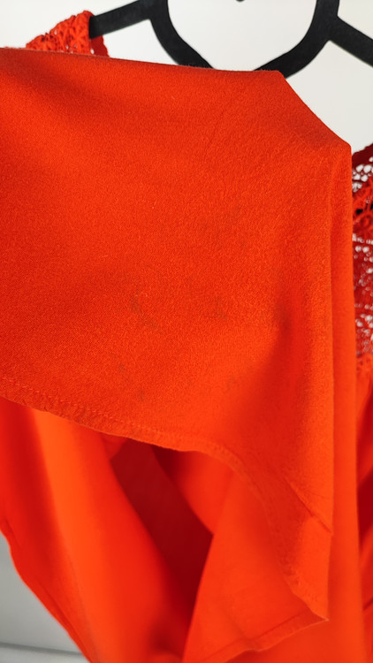 تاپ زنانه بدون آستین نارنجی روشن کد ۲۰۳۲ با تزئینات گیپور روی یقه * نمای تنخور: مدل تاپ مجلسی سایز بزرگ رنگ نارنجی مناسب سایز ۴۸ و ۵۰ وارداتی