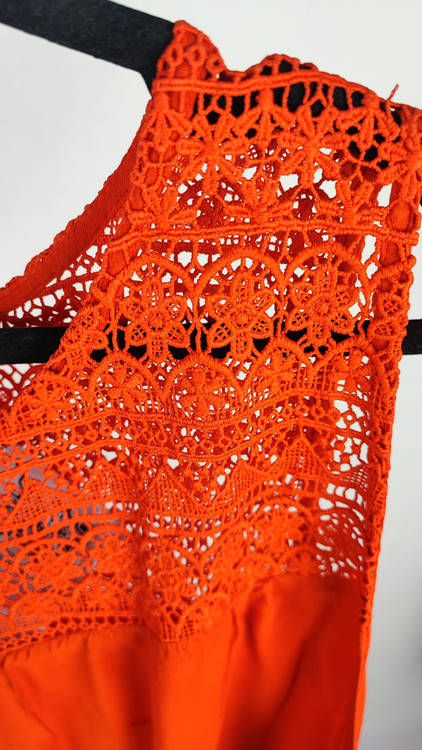 تاپ زنانه بدون آستین نارنجی روشن کد ۲۰۳۲ با تزئینات گیپور روی یقه * نمای تنخور: مدل تاپ مجلسی سایز بزرگ رنگ نارنجی مناسب سایز ۴۸ و ۵۰ وارداتی