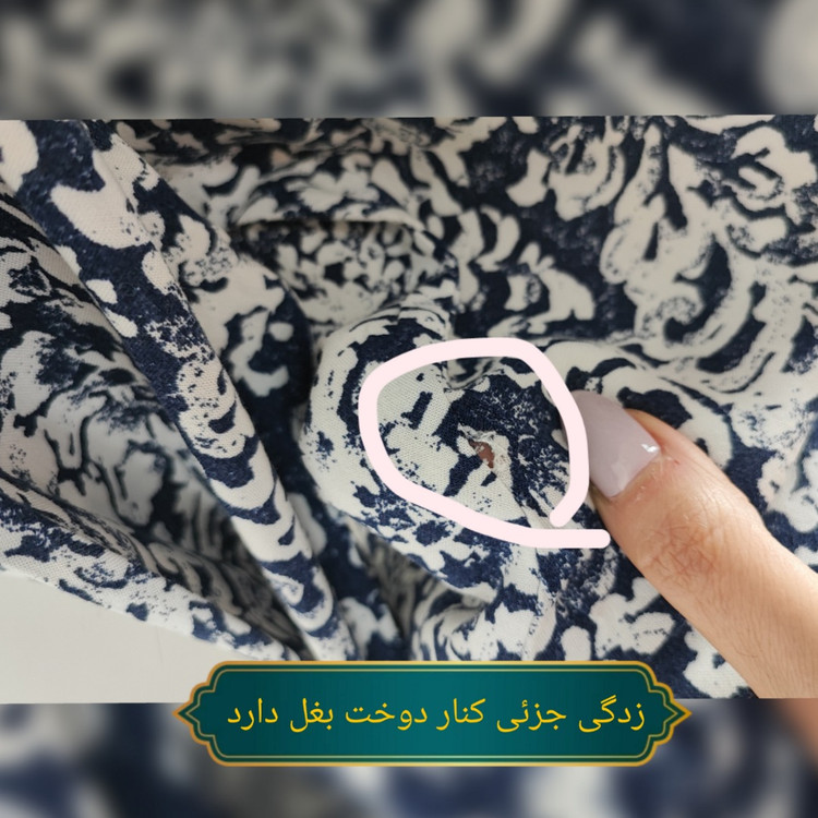 شومیز زنانه طرحدار سرمهای و سفید وارداتی کد ۱ سایز ۴۴ و ۴۶ * نمای تنخور: مدل شومیز یقه هفت دکمهدار استوک اروپایی با شلوار جین * تصویر جزئیات: نمای نزدیک از ایراد زدگی جزئی کنار دوخت بغل شومیز کد