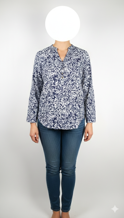 شومیز زنانه طرحدار سرمهای و سفید وارداتی کد ۱ سایز ۴۴ و ۴۶ * نمای تنخور: مدل شومیز یقه هفت دکمهدار استوک اروپایی با شلوار جین * تصویر جزئیات: نمای نزدیک از ایراد زدگی جزئی کنار دوخت بغل شومیز کد