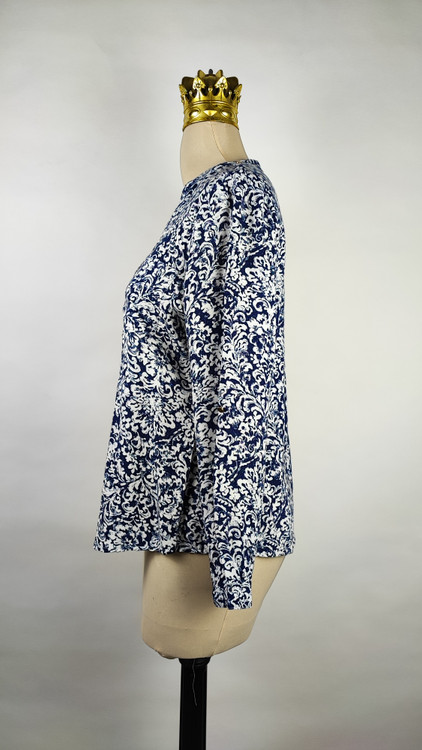 شومیز زنانه طرحدار سرمهای و سفید وارداتی کد ۱ سایز ۴۴ و ۴۶ * نمای تنخور: مدل شومیز یقه هفت دکمهدار استوک اروپایی با شلوار جین * تصویر جزئیات: نمای نزدیک از ایراد زدگی جزئی کنار دوخت بغل شومیز کد