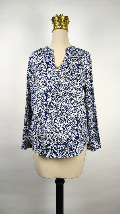 شومیز زنانه طرحدار سرمهای و سفید وارداتی کد ۱ سایز ۴۴ و ۴۶ * نمای تنخور: مدل شومیز یقه هفت دکمهدار استوک اروپایی با شلوار جین * تصویر جزئیات: نمای نزدیک از ایراد زدگی جزئی کنار دوخت بغل شومیز کد