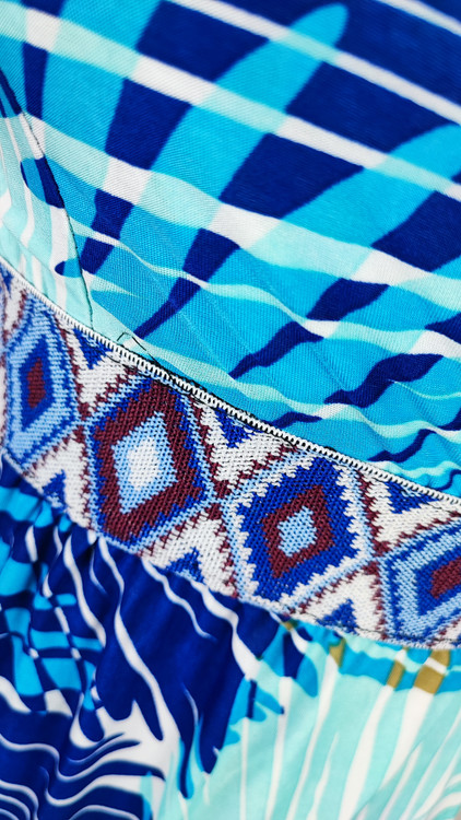 پیراهن کوتاه زنانه بنددار با طرح برگهای استوایی آبی و صورتی کد ۱۱۶۸