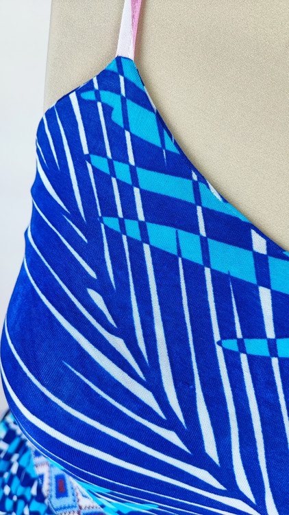 پیراهن کوتاه زنانه بنددار با طرح برگهای استوایی آبی و صورتی کد ۱۱۶۸