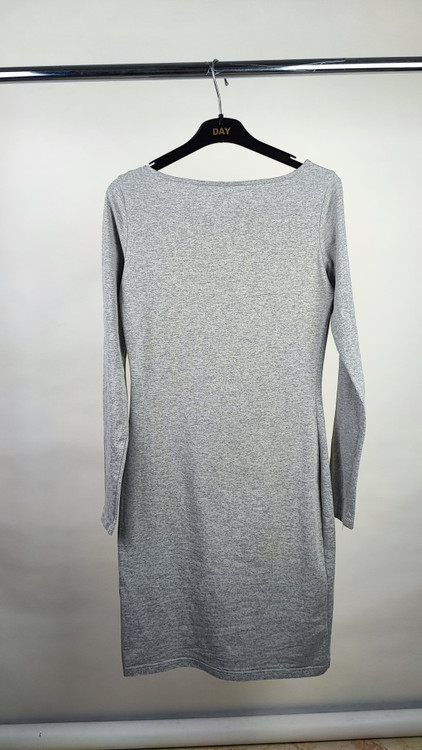 پیراهن نخی زنانه آستین بلند رنگ طوسی روشن کد ۹۸۵ با تنخور جذب * نمای استایل: پیراهن میدی طوسی زنانه وارداتی مناسب استایل کژوال و نیمهرسمی