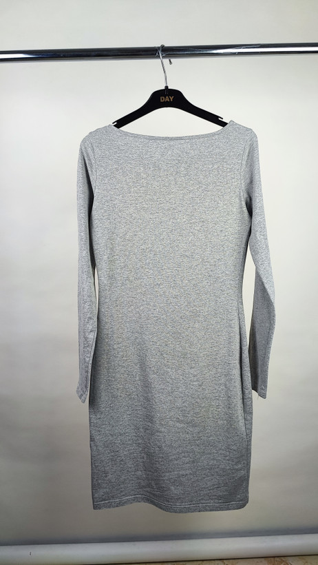 پیراهن نخی زنانه آستین بلند رنگ طوسی روشن کد ۹۸۵ با تنخور جذب * نمای استایل: پیراهن میدی طوسی زنانه وارداتی مناسب استایل کژوال و نیمهرسمی