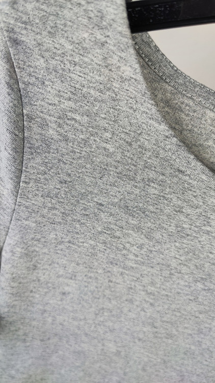 پیراهن نخی زنانه آستین بلند رنگ طوسی روشن کد ۹۸۵ با تنخور جذب * نمای استایل: پیراهن میدی طوسی زنانه وارداتی مناسب استایل کژوال و نیمهرسمی